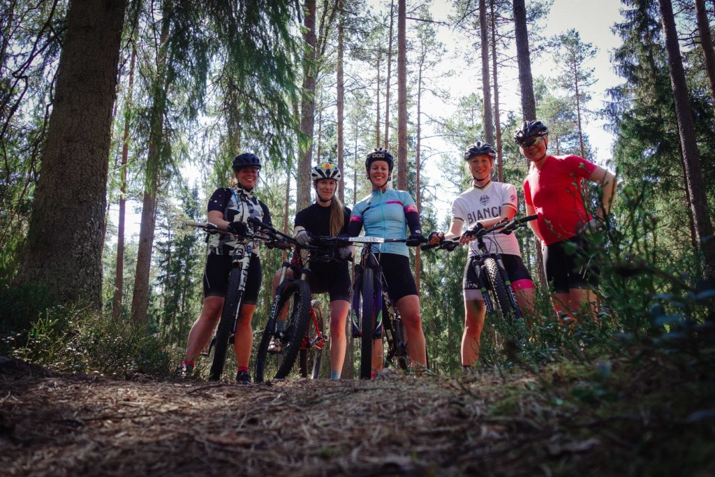 Cykeltjejer på möhippa